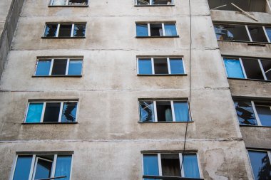 Kharkiv, Ukrayna, 15 Eylül 2024 Rus hava saldırısı 12 katlı bir binayı vurdu. Patlama, cam ve metali her yöne uçurdu. Bu da ikincil hasara yol açtı..