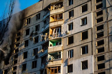 Kharkiv, Ukrayna, 15 Eylül 2024 Rus hava saldırısı 12 katlı bir binayı vurdu. Patlama, cam ve metali her yöne uçurdu. Bu da ikincil hasara yol açtı..