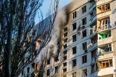 Kharkiv, Ukrayna, 15 Eylül 2024 Rus hava saldırısı 12 katlı bir binayı vurdu. Patlama, cam ve metali her yöne uçurdu. Bu da ikincil hasara yol açtı..