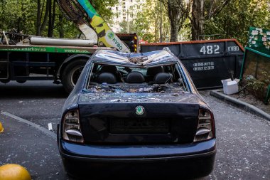 Kharkiv, Ukrayna, 15 Eylül 2024 Rus hava saldırısı 12 katlı bir binayı vurdu. Patlama, cam ve metali her yöne uçurdu. Bu da ikincil hasara yol açtı..