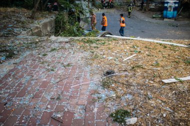 Kharkiv, Ukrayna, 15 Eylül 2024 Rus hava saldırısı 12 katlı bir binayı vurdu. Patlama, cam ve metali her yöne uçurdu. Bu da ikincil hasara yol açtı..