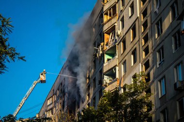Kharkiv, Ukrayna, 15 Eylül 2024 Rus hava saldırısı 12 katlı bir binayı vurdu. Patlama, cam ve metali her yöne uçurdu. Bu da ikincil hasara yol açtı..
