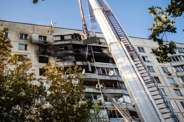 Kharkiv, Ukrayna, 15 Eylül 2024 Rus hava saldırısı 12 katlı bir binayı vurdu. Patlama, cam ve metali her yöne uçurdu. Bu da ikincil hasara yol açtı..