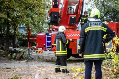 Kharkiv, Ukrayna, 15 Eylül 2024 Rus hava saldırısı 12 katlı bir binayı vurdu. Patlama, cam ve metali her yöne uçurdu. Bu da ikincil hasara yol açtı..