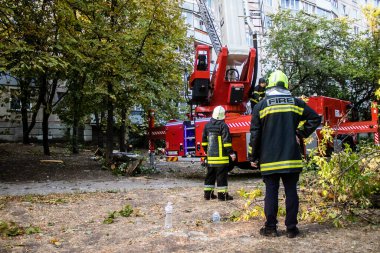 Kharkiv, Ukrayna, 15 Eylül 2024 Rus hava saldırısı 12 katlı bir binayı vurdu. Patlama, cam ve metali her yöne uçurdu. Bu da ikincil hasara yol açtı..