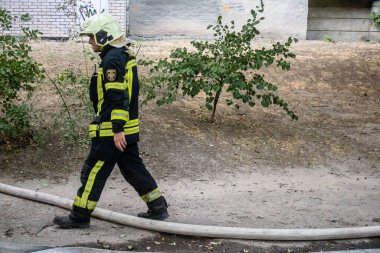 Kharkiv, Ukrayna, 15 Eylül 2024 Rus hava saldırısı 12 katlı bir binayı vurdu. Patlama, cam ve metali her yöne uçurdu. Bu da ikincil hasara yol açtı..
