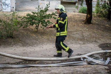 Kharkiv, Ukrayna, 15 Eylül 2024 Rus hava saldırısı 12 katlı bir binayı vurdu. Patlama, cam ve metali her yöne uçurdu. Bu da ikincil hasara yol açtı..