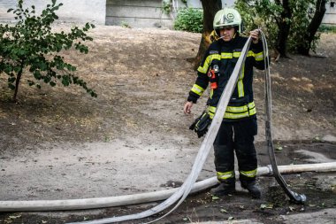 Kharkiv, Ukrayna, 15 Eylül 2024 Rus hava saldırısı 12 katlı bir binayı vurdu. Patlama, cam ve metali her yöne uçurdu. Bu da ikincil hasara yol açtı..