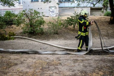 Kharkiv, Ukrayna, 15 Eylül 2024 Rus hava saldırısı 12 katlı bir binayı vurdu. Patlama, cam ve metali her yöne uçurdu. Bu da ikincil hasara yol açtı..