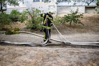 Kharkiv, Ukrayna, 15 Eylül 2024 Rus hava saldırısı 12 katlı bir binayı vurdu. Patlama, cam ve metali her yöne uçurdu. Bu da ikincil hasara yol açtı..