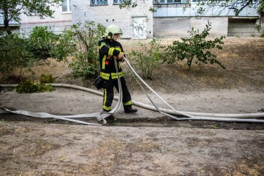Kharkiv, Ukrayna, 15 Eylül 2024 Rus hava saldırısı 12 katlı bir binayı vurdu. Patlama, cam ve metali her yöne uçurdu. Bu da ikincil hasara yol açtı..