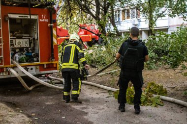 Kharkiv, Ukrayna, 15 Eylül 2024 Rus hava saldırısı 12 katlı bir binayı vurdu. Patlama, cam ve metali her yöne uçurdu. Bu da ikincil hasara yol açtı..