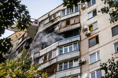 Kharkiv, Ukrayna, 15 Eylül 2024 Rus hava saldırısı 12 katlı bir binayı vurdu. Patlama, cam ve metali her yöne uçurdu. Bu da ikincil hasara yol açtı..