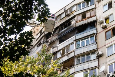 Kharkiv, Ukrayna, 15 Eylül 2024 Rus hava saldırısı 12 katlı bir binayı vurdu. Patlama, cam ve metali her yöne uçurdu. Bu da ikincil hasara yol açtı..