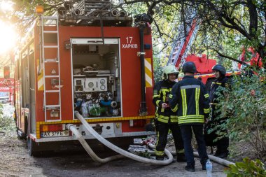 Kharkiv, Ukrayna, 15 Eylül 2024 Rus hava saldırısı 12 katlı bir binayı vurdu. Patlama, cam ve metali her yöne uçurdu. Bu da ikincil hasara yol açtı..