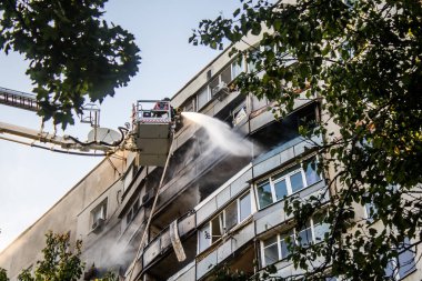 Kharkiv, Ukrayna, 15 Eylül 2024 Rus hava saldırısı 12 katlı bir binayı vurdu. Patlama, cam ve metali her yöne uçurdu. Bu da ikincil hasara yol açtı..