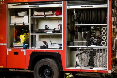 Kharkiv, Ukrayna, 15 Eylül 2024 Rus hava saldırısı 12 katlı bir binayı vurdu. Patlama, cam ve metali her yöne uçurdu. Bu da ikincil hasara yol açtı..