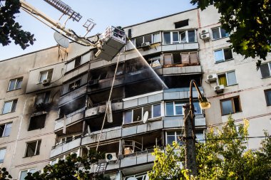Kharkiv, Ukrayna, 15 Eylül 2024 Rus hava saldırısı 12 katlı bir binayı vurdu. Patlama, cam ve metali her yöne uçurdu. Bu da ikincil hasara yol açtı..