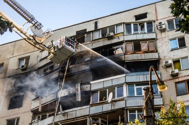 Kharkiv, Ukrayna, 15 Eylül 2024 Rus hava saldırısı 12 katlı bir binayı vurdu. Patlama, cam ve metali her yöne uçurdu. Bu da ikincil hasara yol açtı..