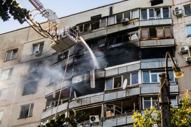 Kharkiv, Ukrayna, 15 Eylül 2024 Rus hava saldırısı 12 katlı bir binayı vurdu. Patlama, cam ve metali her yöne uçurdu. Bu da ikincil hasara yol açtı..