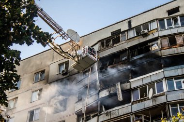 Kharkiv, Ukrayna, 15 Eylül 2024 Rus hava saldırısı 12 katlı bir binayı vurdu. Patlama, cam ve metali her yöne uçurdu. Bu da ikincil hasara yol açtı..