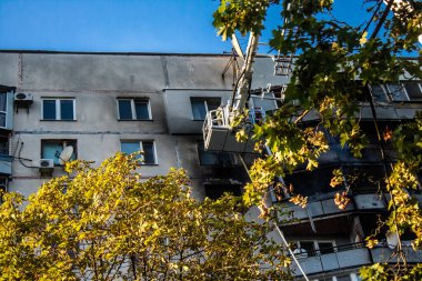 Kharkiv, Ukrayna, 15 Eylül 2024 Rus hava saldırısı 12 katlı bir binayı vurdu. Patlama, cam ve metali her yöne uçurdu. Bu da ikincil hasara yol açtı..