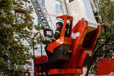 Kharkiv, Ukrayna, 15 Eylül 2024 Rus hava saldırısı 12 katlı bir binayı vurdu. Patlama, cam ve metali her yöne uçurdu. Bu da ikincil hasara yol açtı..