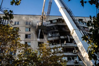 Kharkiv, Ukrayna, 15 Eylül 2024 Rus hava saldırısı 12 katlı bir binayı vurdu. Patlama, cam ve metali her yöne uçurdu. Bu da ikincil hasara yol açtı..