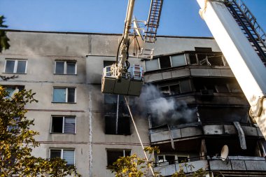 Kharkiv, Ukrayna, 15 Eylül 2024 Rus hava saldırısı 12 katlı bir binayı vurdu. Patlama, cam ve metali her yöne uçurdu. Bu da ikincil hasara yol açtı..