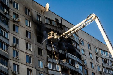 Kharkiv, Ukrayna, 15 Eylül 2024 Rus hava saldırısı 12 katlı bir binayı vurdu. Patlama, cam ve metali her yöne uçurdu. Bu da ikincil hasara yol açtı..
