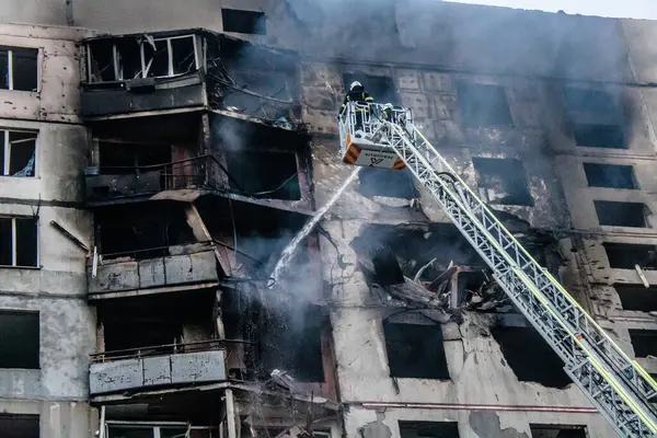 Kharkiv, Ukrayna, 15 Eylül 2024 Rus hava saldırısı 12 katlı bir binayı vurdu. Patlama, cam ve metali her yöne uçurdu. Bu da ikincil hasara yol açtı..