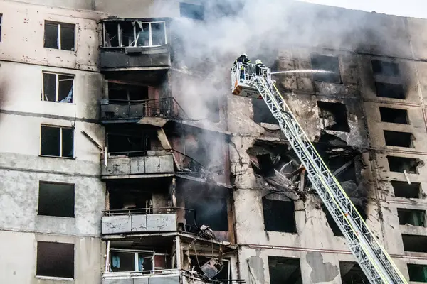 Kharkiv, Ukrayna, 15 Eylül 2024 Rus hava saldırısı 12 katlı bir binayı vurdu. Patlama, cam ve metali her yöne uçurdu. Bu da ikincil hasara yol açtı..