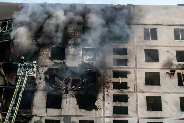 Kharkiv, Ukrayna, 15 Eylül 2024 Rus hava saldırısı 12 katlı bir binayı vurdu. Patlama, cam ve metali her yöne uçurdu. Bu da ikincil hasara yol açtı..