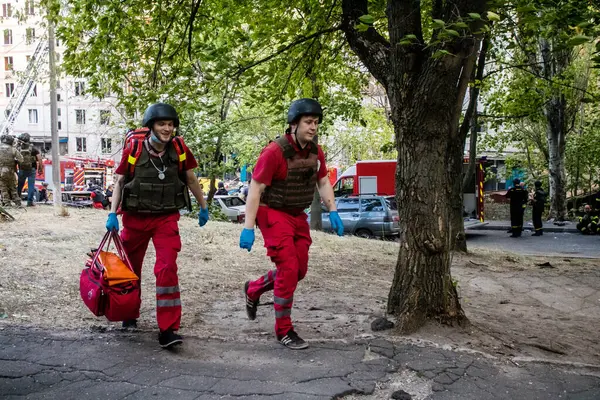 Kharkiv, Ukrayna, 15 Eylül 2024 Rus hava saldırısı 12 katlı bir binayı vurdu. Patlama, cam ve metali her yöne uçurdu. Bu da ikincil hasara yol açtı..