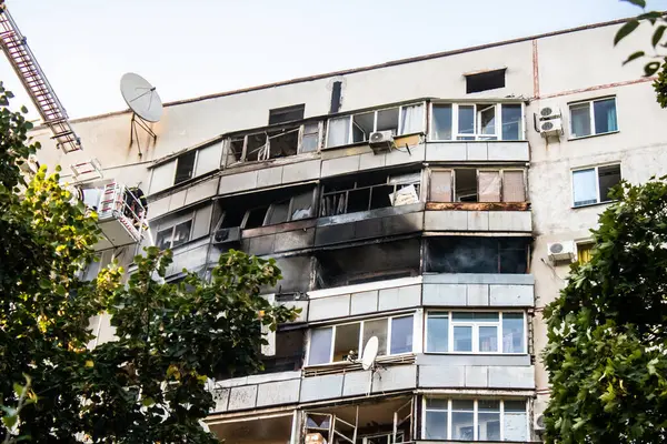 Kharkiv, Ukrayna, 15 Eylül 2024 Rus hava saldırısı 12 katlı bir binayı vurdu. Patlama, cam ve metali her yöne uçurdu. Bu da ikincil hasara yol açtı..