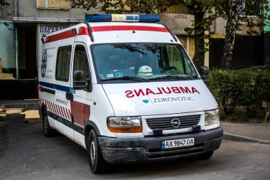 Kharkiv, Ukrayna, 16 Eylül 2024. Uluslararası gönüllüler birkaç daireyi yıkan Rus saldırısının kurbanlarına yardım ediyorlar. Birçok insan evlerini kaybetti ve tamamen yoksul..