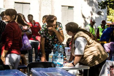 Kharkiv, Ukrayna, 16 Eylül 2024. Uluslararası gönüllüler birkaç daireyi yıkan Rus saldırısının kurbanlarına yardım ediyorlar. Birçok insan evlerini kaybetti ve tamamen yoksul..