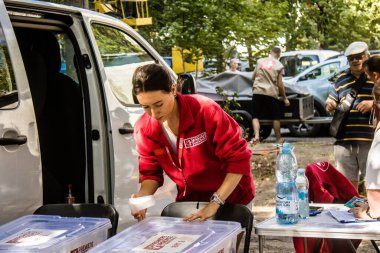 Kharkiv, Ukrayna, 16 Eylül 2024. Uluslararası gönüllüler birkaç daireyi yıkan Rus saldırısının kurbanlarına yardım ediyorlar. Birçok insan evlerini kaybetti ve tamamen yoksul..