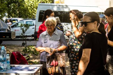 Kharkiv, Ukrayna, 16 Eylül 2024. Uluslararası gönüllüler birkaç daireyi yıkan Rus saldırısının kurbanlarına yardım ediyorlar. Birçok insan evlerini kaybetti ve tamamen yoksul..