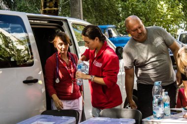 Kharkiv, Ukrayna, 16 Eylül 2024. Uluslararası gönüllüler birkaç daireyi yıkan Rus saldırısının kurbanlarına yardım ediyorlar. Birçok insan evlerini kaybetti ve tamamen yoksul..