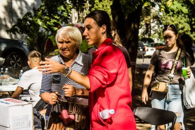 Kharkiv, Ukrayna, 16 Eylül 2024. Uluslararası gönüllüler birkaç daireyi yıkan Rus saldırısının kurbanlarına yardım ediyorlar. Birçok insan evlerini kaybetti ve tamamen yoksul..