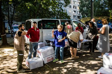 Kharkiv, Ukrayna, 16 Eylül 2024. Uluslararası gönüllüler birkaç daireyi yıkan Rus saldırısının kurbanlarına yardım ediyorlar. Birçok insan evlerini kaybetti ve tamamen yoksul..