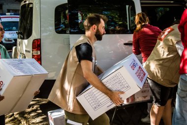 Kharkiv, Ukrayna, 16 Eylül 2024. Uluslararası gönüllüler birkaç daireyi yıkan Rus saldırısının kurbanlarına yardım ediyorlar. Birçok insan evlerini kaybetti ve tamamen yoksul..