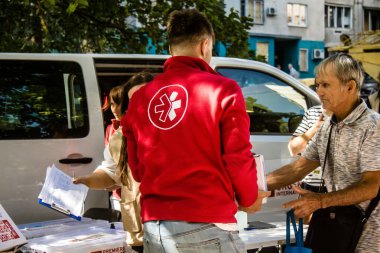 Kharkiv, Ukrayna, 16 Eylül 2024. Uluslararası gönüllüler birkaç daireyi yıkan Rus saldırısının kurbanlarına yardım ediyorlar. Birçok insan evlerini kaybetti ve tamamen yoksul..