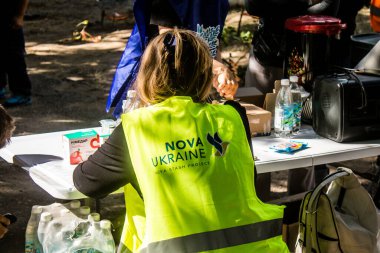 Kharkiv, Ukrayna, 16 Eylül 2024. Uluslararası gönüllüler birkaç daireyi yıkan Rus saldırısının kurbanlarına yardım ediyorlar. Birçok insan evlerini kaybetti ve tamamen yoksul..