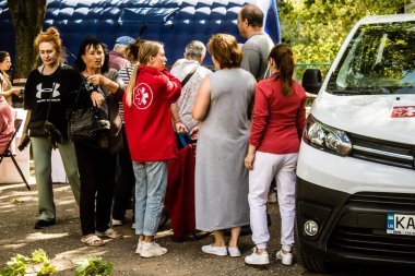 Kharkiv, Ukrayna, 16 Eylül 2024. Uluslararası gönüllüler birkaç daireyi yıkan Rus saldırısının kurbanlarına yardım ediyorlar. Birçok insan evlerini kaybetti ve tamamen yoksul..
