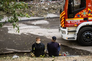 Kharkiv, Ukrayna, 16 Eylül 2024. İtfaiyeciler, Rus saldırısının ardından 12 katlı bir binada çalışıyorlar. Patlama, cam ve metal parçalarını her yöne uçurdu..