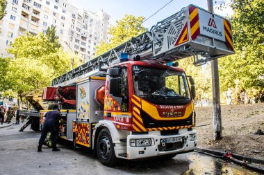 Kharkiv, Ukrayna, 16 Eylül 2024. İtfaiyeciler, Rus saldırısının ardından 12 katlı bir binada çalışıyorlar. Patlama, cam ve metal parçalarını her yöne uçurdu..