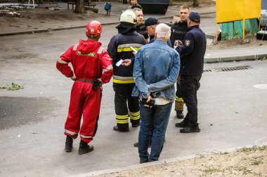 Kharkiv, Ukrayna, 16 Eylül 2024. İtfaiyeciler, Rus saldırısının ardından 12 katlı bir binada çalışıyorlar. Patlama, cam ve metal parçalarını her yöne uçurdu..