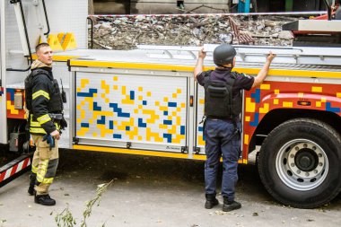 Kharkiv, Ukrayna, 16 Eylül 2024. İtfaiyeciler, Rus saldırısının ardından 12 katlı bir binada çalışıyorlar. Patlama, cam ve metal parçalarını her yöne uçurdu..